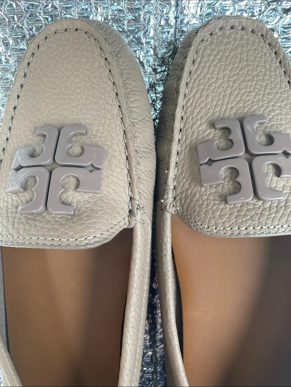 Tory Burch Pebbled Taupe Leather Driving Loafers size 7.5 NWT